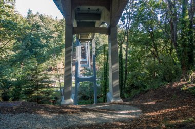 Üstgeçit 4 altında