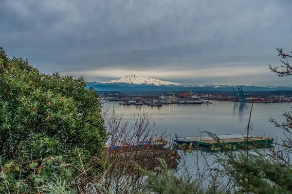 Bulutlar Rainier ve liman 5 üzerinden — Stok fotoğraf