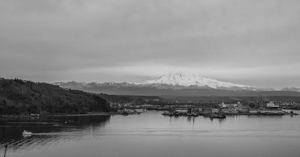 Nuages sur Rainier et Port BW — Photo