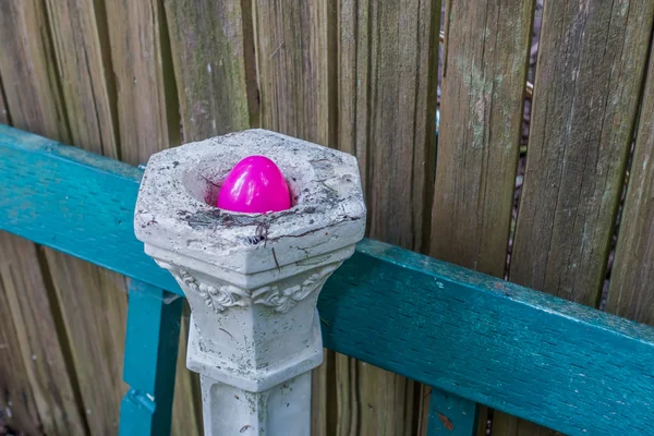 Пластиковое яйцо Magenta на пьедестале — стоковое фото