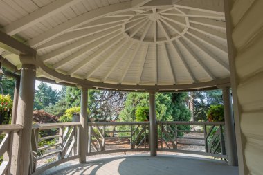 Sundurma kubbeli bir çatı