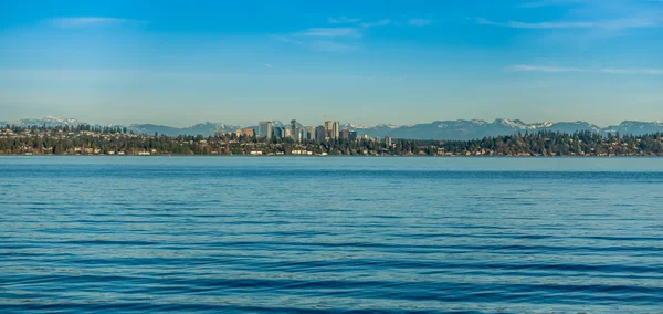 Bellevue manzarası göl kenarında — Stok fotoğraf