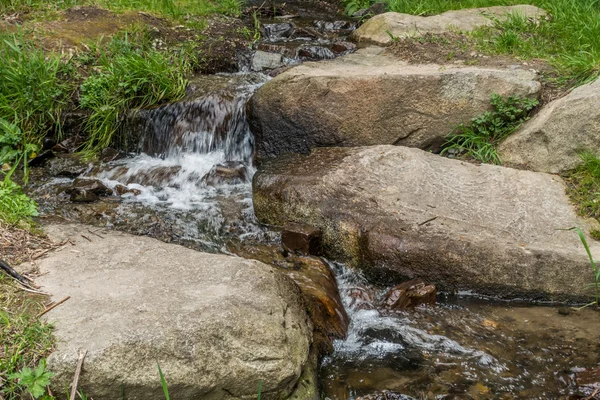 Ruisseau se précipitant autour des rochers — Photo