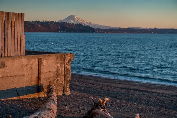 Wall And Rainier — Stock Photo, Image