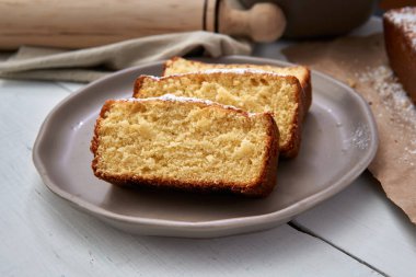 Tereyağı ve pudra şekerli turuncu kek. Kahvaltıdan sonra mükemmel bir seçim ya da yakın plan tatlı olarak..