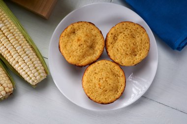 Mısır ekmeği kahvaltı için ya da tatlı olarak lezzetli bir fikir. Ekmek kasabalardaki gibi pişiyor. Üst görünüm