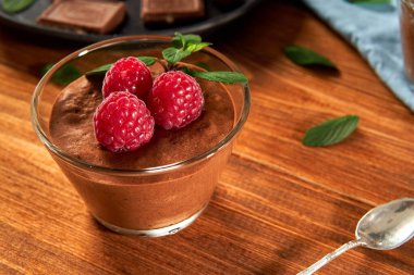 Ahududu ve naneli ev yapımı siyah çikolatalı mus. Her anın tadını çıkarmak için lezzetli bir tatlı..