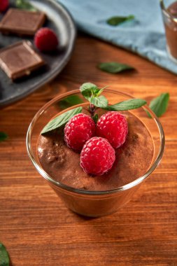 Ahududu ve naneli ev yapımı siyah çikolatalı mus. Her anın tadını çıkarmak için lezzetli bir tatlı..