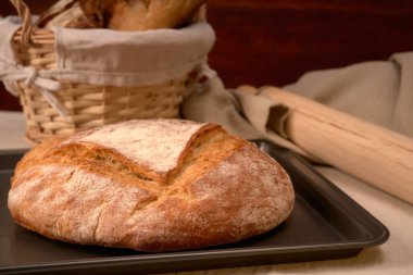 Esnaf ekmeği et ya da reçelli lezzetli bir ekmek yaptı. İncir ve kuru üzümler ona lezzetli bir ekmek tadı veriyor..