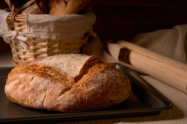 Esnaf ekmeği et ya da reçelli lezzetli bir ekmek yaptı. İncir ve kuru üzümler ona lezzetli bir ekmek tadı veriyor..