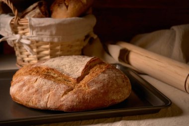 Esnaf ekmeği et ya da reçelli lezzetli bir ekmek yaptı. İncir ve kuru üzümler ona lezzetli bir ekmek tadı veriyor..