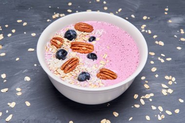 Yulaflı yoğurt kasesi, hindistan cevizi, yabanmersini, böğürtlen ve ahududu. Diyet için mükemmel bir fikir..