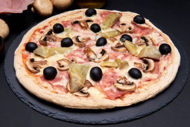 4 sezonluk pizza (quattro stagioni) siyah zeytin, mantar, jambon ve enginardan yapılır. En ünlü İtalyan pizzalarından biri. Reklamlarda kullanmak için ideal..
