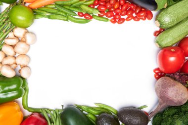 Organik karışık sebzeler beyaz arkaplanda üst görünümde ve merkezde kare fotokopi alanı var. Temiz yemek konsepti, vejetaryen ya da vejetaryen. Reklamlar, afişler ve broşürler için tavsiye edilir