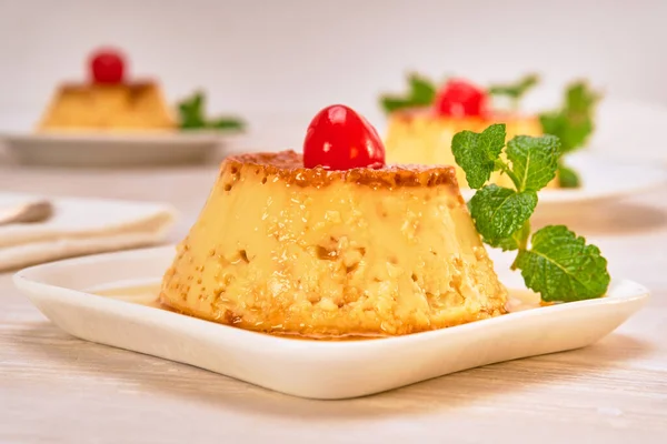 Flan Neapolitan Com Caramelo Decorado Com Uma Cereja Uma Folha — Fotografia de Stock