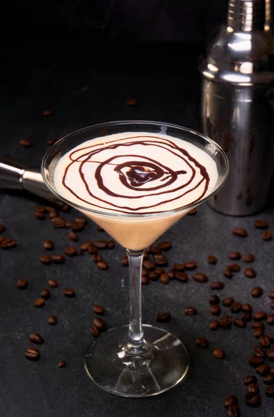 爱尔兰奶油和咖啡鸡尾酒在一个杯子里 上面有一个巧克力涡旋在黑色大理石和咖啡豆表面上 黑色背景 带有广告复制空间 关门了 — 图库照片