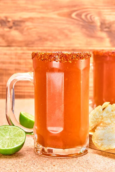 Taza Cerveza Estilo Mexicano Chelada Michelada Con Lima Salsa Picante — Foto de Stock