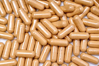 Geleneksel Hint tıbbı Ashwagandha kapsülleri beyaz arka planda izole edilmiş, reklam alanı. en üstteki görünüm