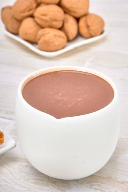 Beyaz bir tepside beyaz bir tabakta beyaz bir zeminde şeker ve tarçınla kaplı İspanyol churro 'ları ve beyaz arka plan. görünümü kapat.