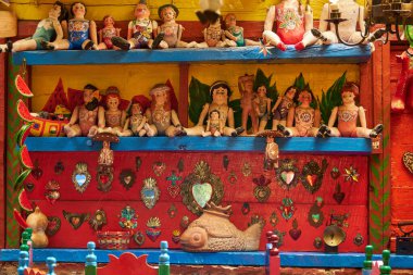 Meksika devriminin Meksika kuklaları kırsal ahşap bir rafta. Geleneksel Meksika renkleriyle süslenmiş.