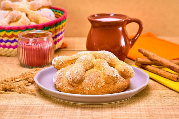 Tradicional Mexicana Pan Muerto Com Chocolate Quente Paus Canela Pão — Fotografia de Stock