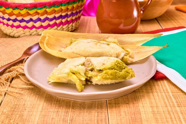 Tamales Salsa Verde Con Cerdo Plato Marrón Acompañados Atole Chocolate — Foto de Stock