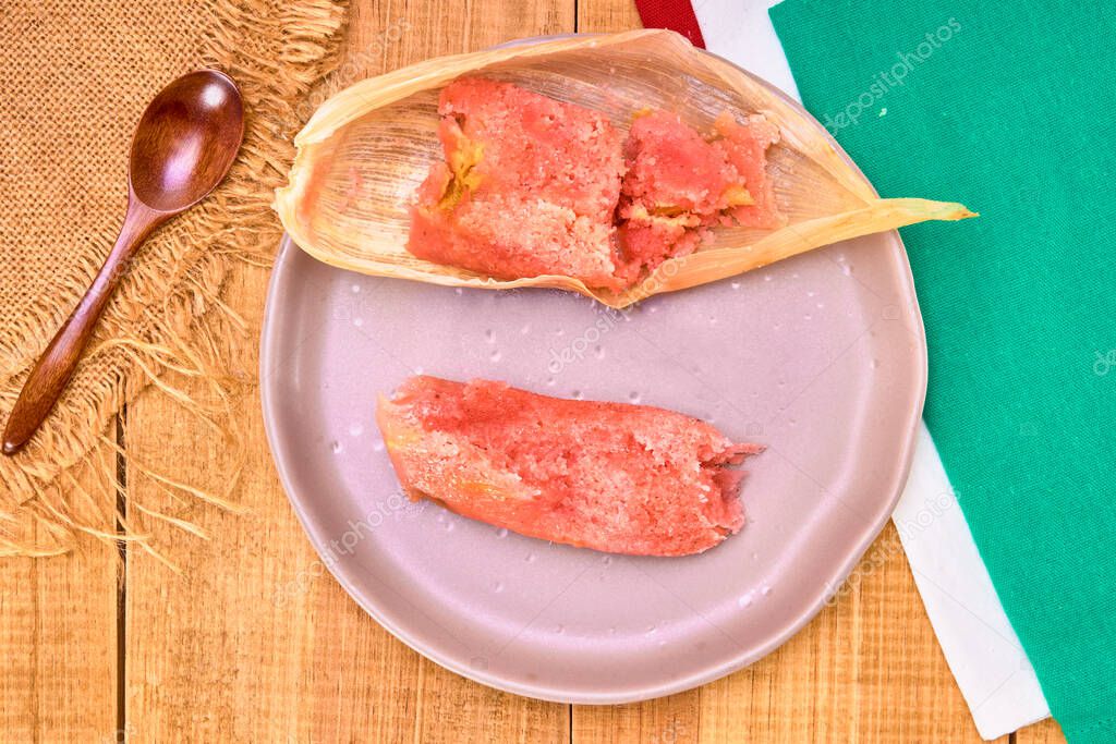 tamal dulce (tamal dulce) con pasas, piña y crema pastelera en un plato