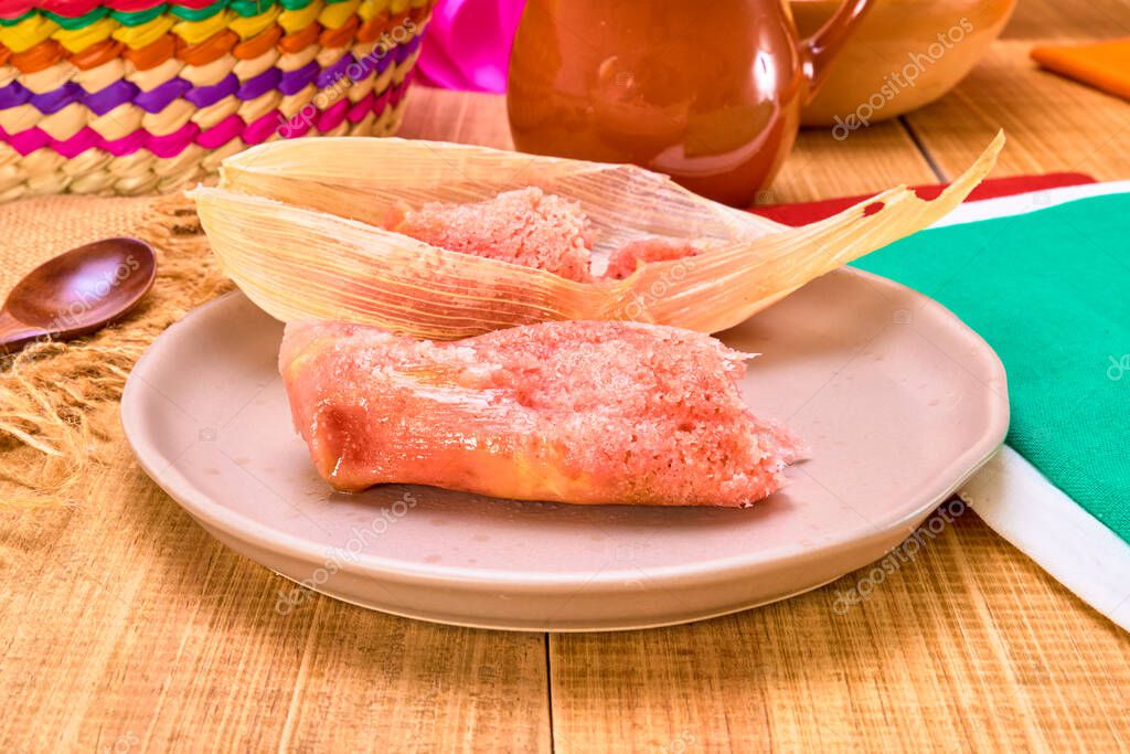 tamal dulce (tamal dulce) con pasas, piña y crema pastelera en un plato