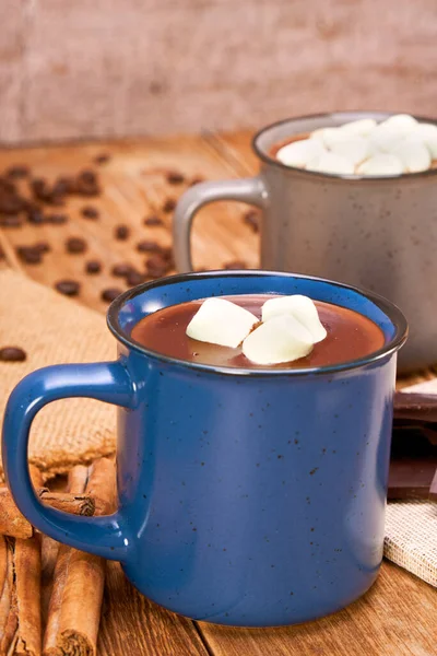 Šálek Španělské Horké Čokolády Marshmallows Doprovázený Čokoládovou Tyčinkou Skořicovými Tyčinkami — Stock fotografie