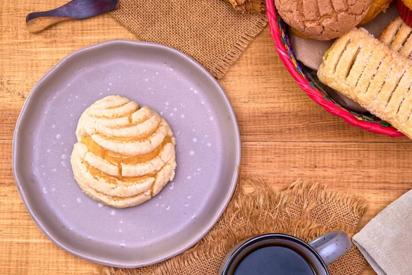 Pão Doce Mexicano Concha Uma Placa Marrom Uma Mesa Tábua — Fotografia de Stock