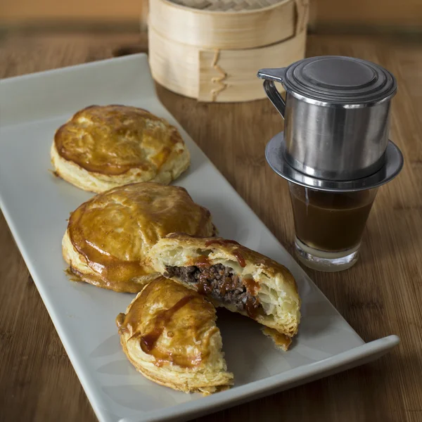 Vietnamca etli börek (Banh'da pate çok bo nam va dau hoa lan)
