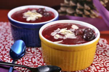 Danimarka berry jöle tatlısı (Rodgrod tıp flode)