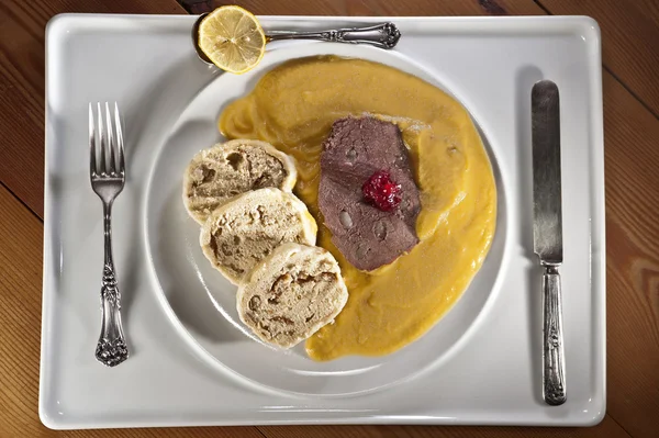 Braised beef in cream vegetable sauce with bread dumplings — Stock Photo, Image