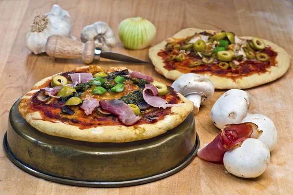 Mini pizza jambon, mantar, zeytin, pesto ve peynir t