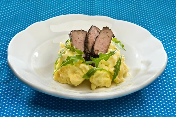 Spice crusted veal liver with balsamico caramelized onions, mash — Stock Photo, Image