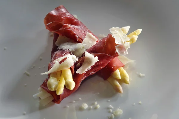 Beyaz kuşkonmaz bresaola jambon sarılı ve zor ile dekore edilmiş 