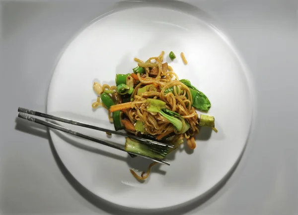 Yumurta erişte ve sebze stir fry
