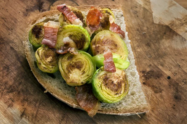 Grilled Brussels sprouts with bacon — Stock Photo, Image