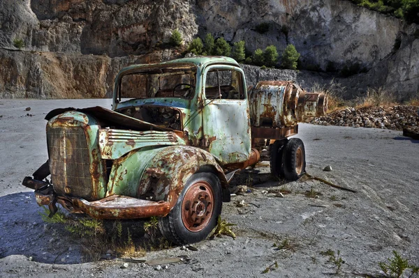 Bir taş ocağı paslı yeşil vintage kamyon.