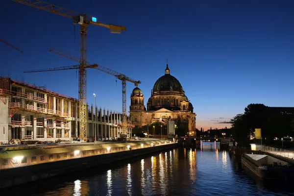 Yeni geliştirme tarafından Berlin Dom alacakaranlıkta vinç
