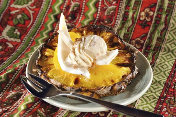 Taze hindistan cevizi ve fıstıklı dondurma ile pişmiş ananas