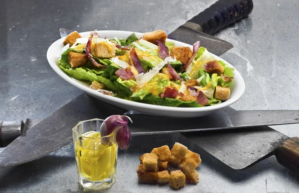 Klasik Sezar salatası - elebaşlığını (15 Mart - anni için temalı