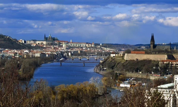 Panorama de Praga con Castillo de Praga, Río Moldava y Vysehrad Ca —  Fotos de Stock