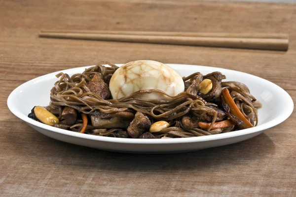 Fry soba noodle çay yumurta ile karıştırın