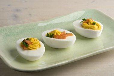 Somon füme ve Frenk soğanı ile baharatlı ve acılı yumurta