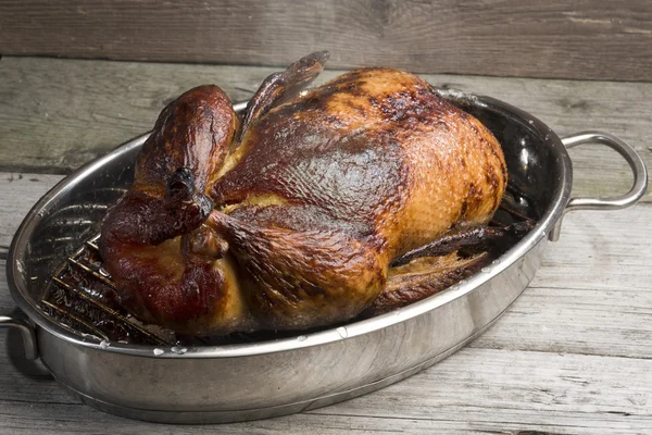 Hele geroosterde eend met spice en siroop geglazuurde krokante huid — Stockfoto