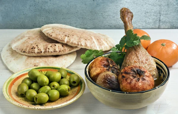 Marokkaanse eend been tagine met mandarijnen. — Stockfoto