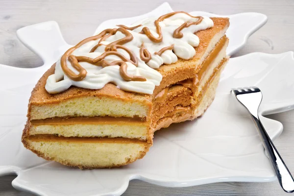 Pastel de esponja de huevo de pato con relleno de caramelo de mantequilla y mascarpone t Imagen de stock