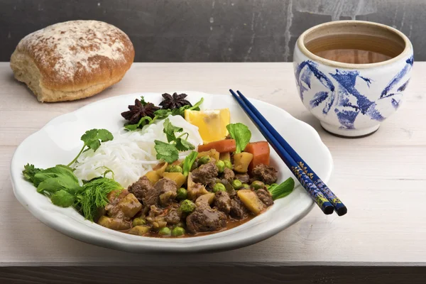 Bo Kho - geleneksel Vietnam sığır eti güveç sebze ve erişte