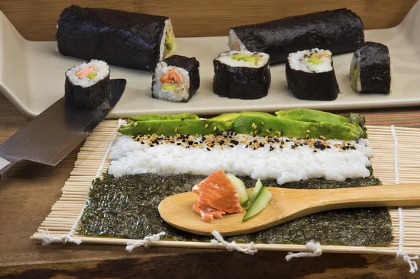 Hacer rollos de sushi maki Imágenes de stock libres de derechos